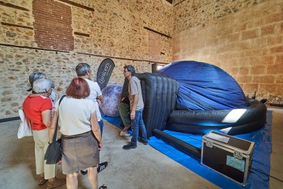 Vecinos y turistas de Soria exploran el cosmos en el planetario portátil.