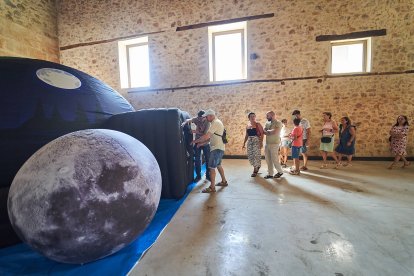 Vecinos y turistas de Soria exploran el cosmos en el planetario portátil.