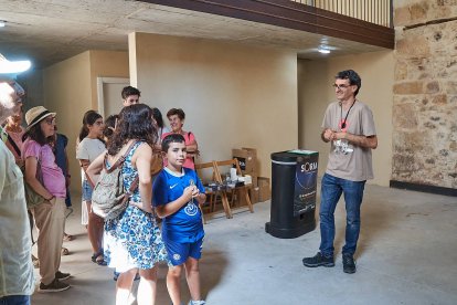 Vecinos y turistas de Soria exploran el cosmos en el planetario portátil.