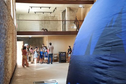 Vecinos y turistas de Soria exploran el cosmos en el planetario portátil.