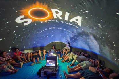 Vecinos y turistas de Soria exploran el cosmos en el planetario portátil.