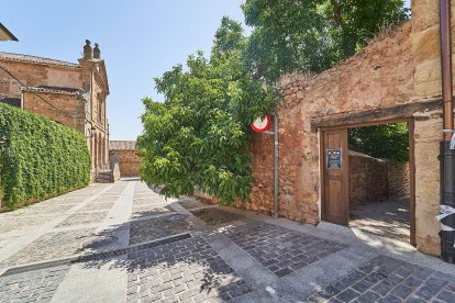 Vecinos y turistas de Soria exploran el cosmos en el planetario portátil.