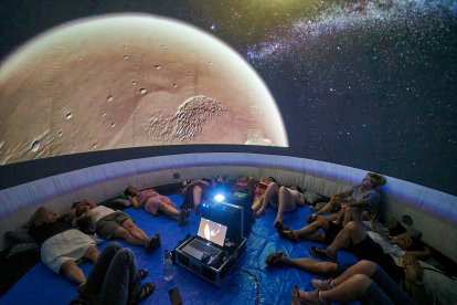 Vecinos y turistas de Soria exploran el cosmos en el planetario portátil.