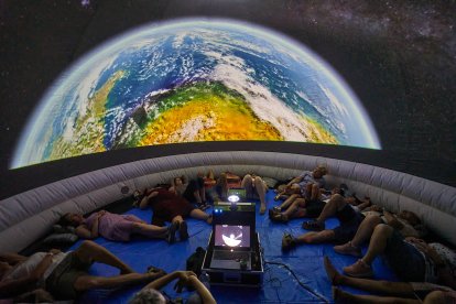 Vecinos y turistas de Soria exploran el cosmos en el planetario portátil.