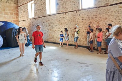 Vecinos y turistas de Soria exploran el cosmos en el planetario portátil.