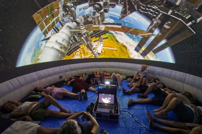 Vecinos y turistas de Soria exploran el cosmos en el planetario portátil.