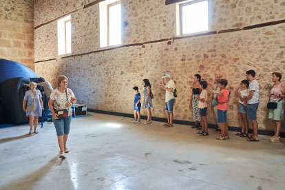 Vecinos y turistas de Soria exploran el cosmos en el planetario portátil.