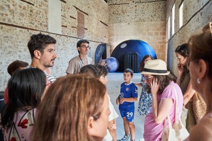 Vecinos y turistas de Soria exploran el cosmos en el planetario portátil.