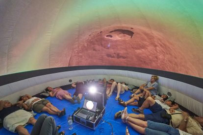 Vecinos y turistas de Soria exploran el cosmos en el planetario portátil.