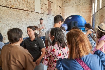 Vecinos y turistas de Soria exploran el cosmos en el planetario portátil.