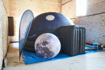Vecinos y turistas de Soria exploran el cosmos en el planetario portátil.