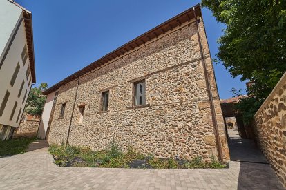 Vecinos y turistas de Soria exploran el cosmos en el planetario portátil.