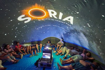 Vecinos y turistas de Soria exploran el cosmos en el planetario portátil.