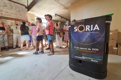 Vecinos y turistas de Soria exploran el cosmos en el planetario portátil.