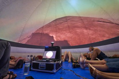 Vecinos y turistas de Soria exploran el cosmos en el planetario portátil.