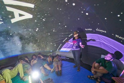 Vecinos y turistas de Soria exploran el cosmos en el planetario portátil.