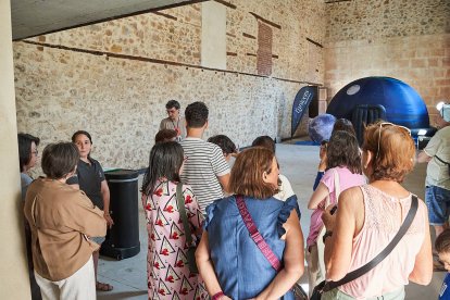 Vecinos y turistas de Soria exploran el cosmos en el planetario portátil.