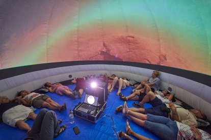 Vecinos y turistas de Soria exploran el cosmos en el planetario portátil.