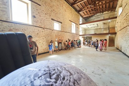Vecinos y turistas de Soria exploran el cosmos en el planetario portátil.