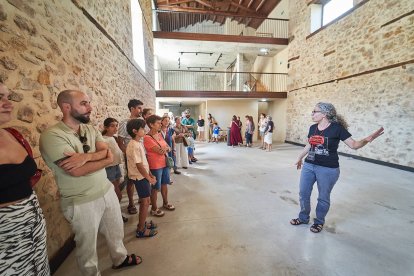 Vecinos y turistas de Soria exploran el cosmos en el planetario portátil.