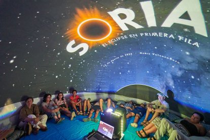 Vecinos y turistas de Soria exploran el cosmos en el planetario portátil.
