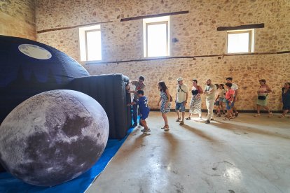 Vecinos y turistas de Soria exploran el cosmos en el planetario portátil.