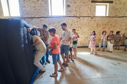 Vecinos y turistas de Soria exploran el cosmos en el planetario portátil.