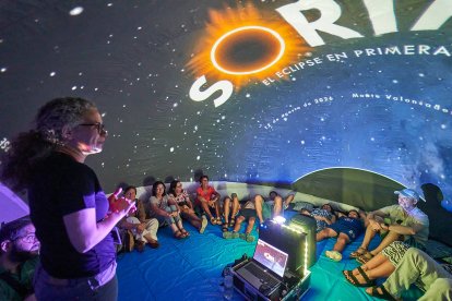 Vecinos y turistas de Soria exploran el cosmos en el planetario portátil.