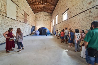 Vecinos y turistas de Soria exploran el cosmos en el planetario portátil.