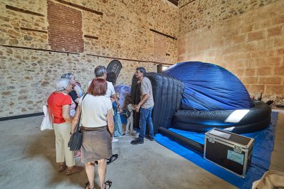 Vecinos y turistas de Soria exploran el cosmos en el planetario portátil.
