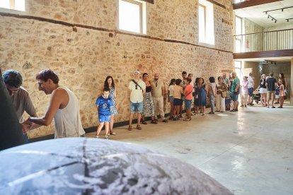 Vecinos y turistas de Soria exploran el cosmos en el planetario portátil.