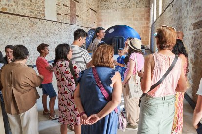 Vecinos y turistas de Soria exploran el cosmos en el planetario portátil.