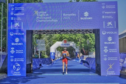 Marina Muñoz en el momento de cruzar la línea de meta como campeona continental.