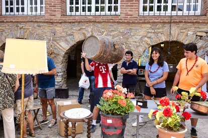 Vecinos y visitantes hoy en el mercado tradicional de Yanguas.