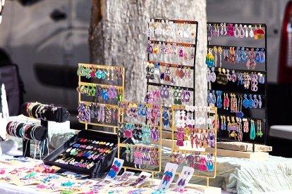Vecinos y visitantes hoy en el mercado tradicional de Yanguas.