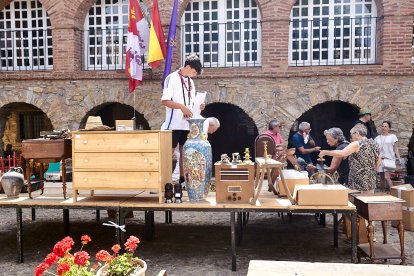 Vecinos y visitantes hoy en el mercado tradicional de Yanguas.