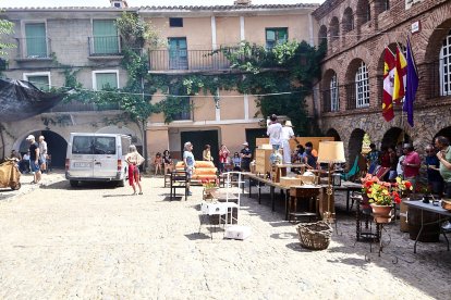 Vecinos y visitantes hoy en el mercado tradicional de Yanguas.