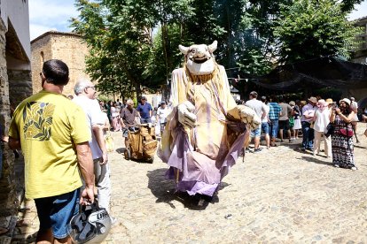 Vecinos y visitantes hoy en el mercado tradicional de Yanguas.