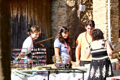 Vecinos y visitantes hoy en el mercado tradicional de Yanguas.
