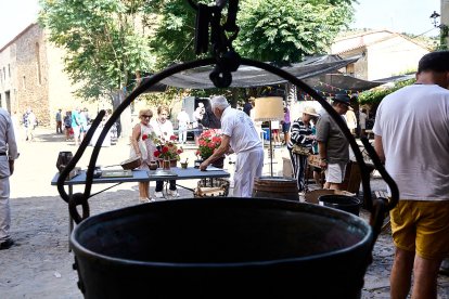 Vecinos y visitantes hoy en el mercado tradicional de Yanguas.