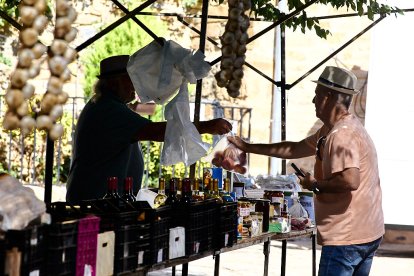 Vecinos y visitantes hoy en el mercado tradicional de Yanguas.