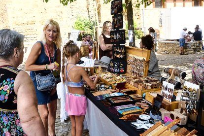 Vecinos y visitantes hoy en el mercado tradicional de Yanguas.