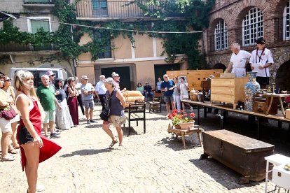 Vecinos y visitantes hoy en el mercado tradicional de Yanguas.