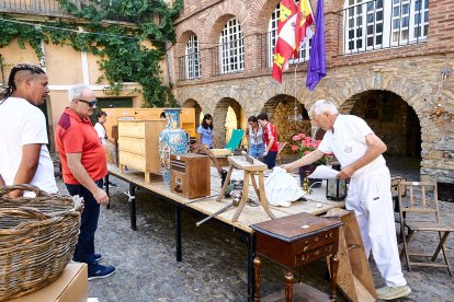 Vecinos y visitantes hoy en el mercado tradicional de Yanguas.