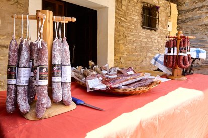 Vecinos y visitantes hoy en el mercado tradicional de Yanguas.