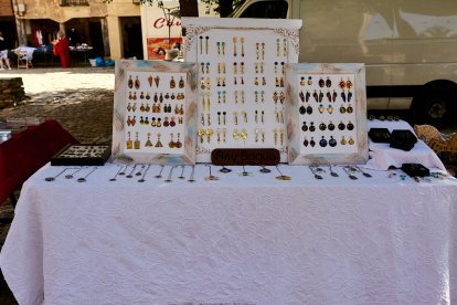 Vecinos y visitantes hoy en el mercado tradicional de Yanguas.