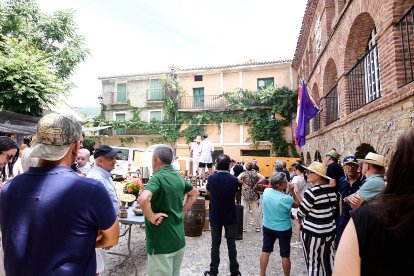 Vecinos y visitantes hoy en el mercado tradicional de Yanguas.