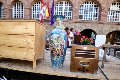 Vecinos y visitantes hoy en el mercado tradicional de Yanguas.