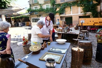 Vecinos y visitantes hoy en el mercado tradicional de Yanguas.