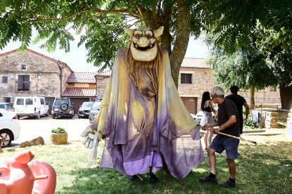 Vecinos y visitantes hoy en el mercado tradicional de Yanguas.